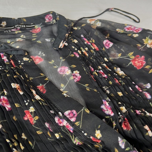 Guess M sheer black /floral blouse - Picture 3 of 4